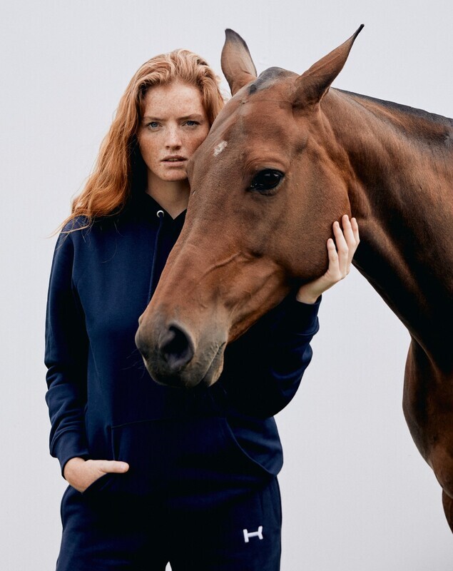 SWEATSHIRTS & HOODIES